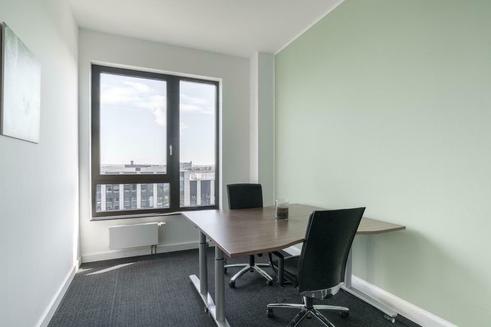 Privater Büroraum für 3 Personen in Regus Deutz Cubus in Köln