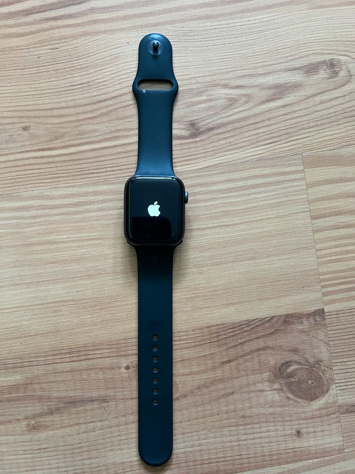 Apple Watch Serie 4, Space grau, Aluminium, 44 mm in Berlin