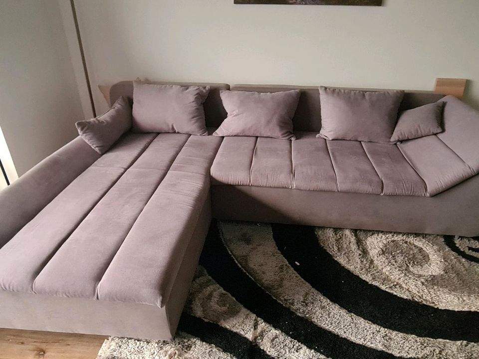 Ecksofa, Couch, ausziehbar, Sofa in grau neuwertig in Moers