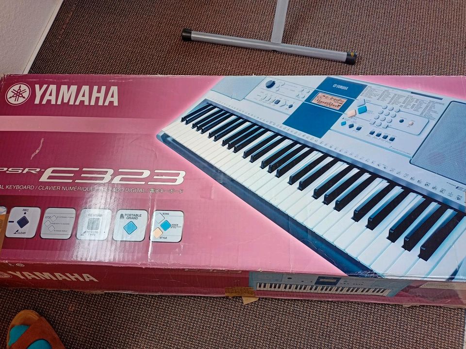 Keyboard Yamaha PSR E323 E-Piano in Ohmden