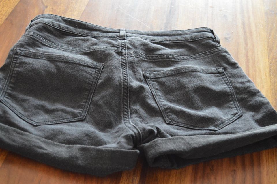 schwarze Shorts ,von H&M in Gr.36 neuwertig in Wiederstedt