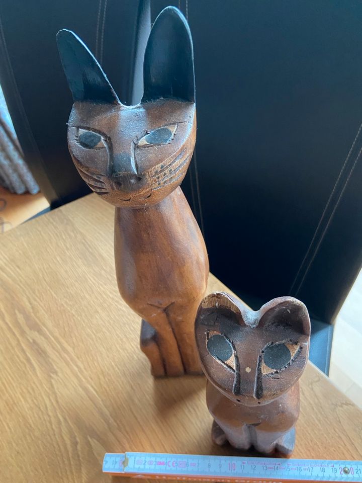 2 Katzen aus Holz in Stemwede