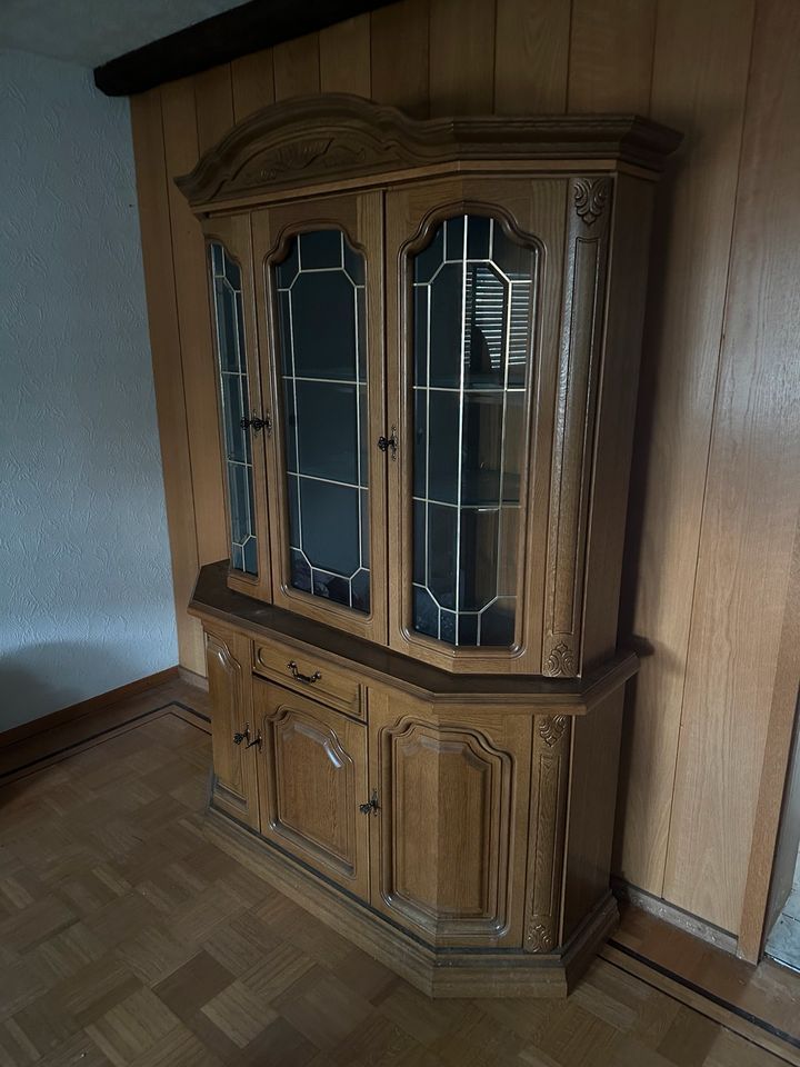 Holzschrank mit Licht in Karlsdorf-Neuthard