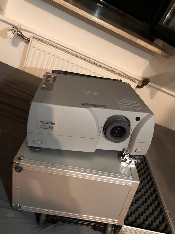 Büroauflösung: Toshiba Beamer/Projector inkl. koffer in Frankfurt am Main