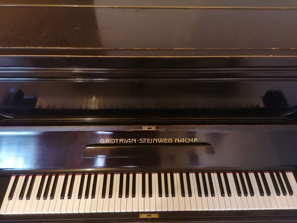 Klavier Grotrian Steinweg, in Schwarz, mit Voluminösem Klang 1906 in Haag in Oberbayern