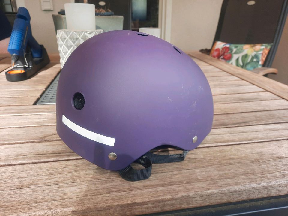 Skaterhelm / Fahrradhelm lila L/XL 52-57 cm in Arnsberg