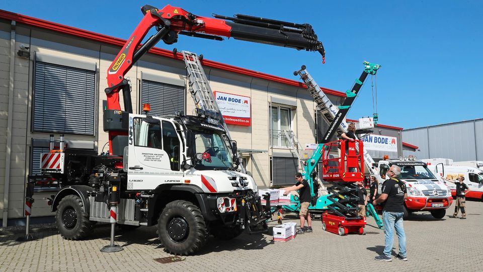 Lkw mit Kran / Ladekran mieten mit Fahrer / Bediener in Reinbek