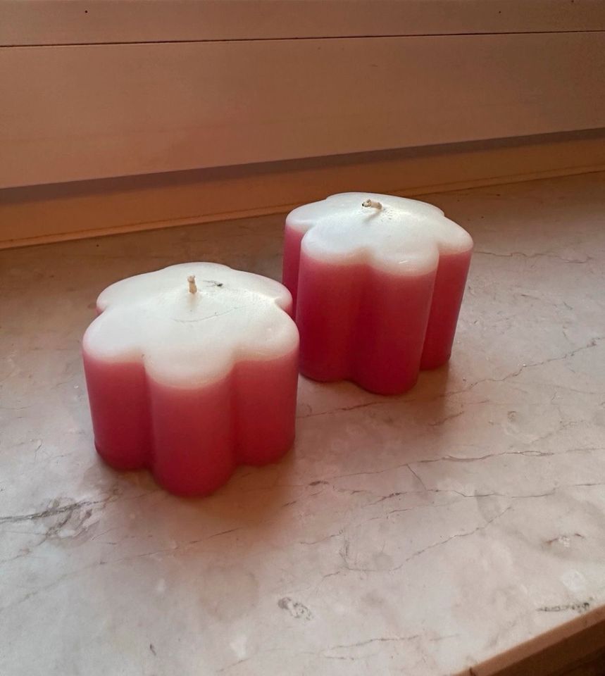 zwei Kerzen pink weiß in Blumenform / Blumenkerzen in Hanau