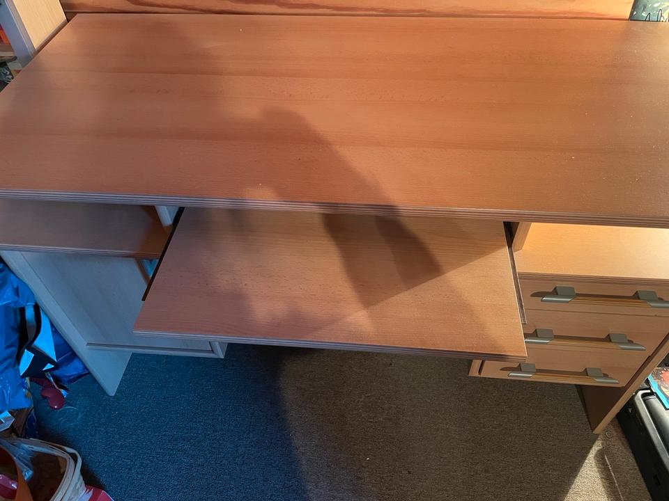 Schreibtisch aus Holz mit Schubladen, Fach und Tastaturauszug in Lengerich