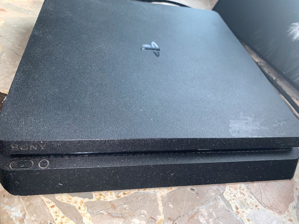 Sony PlayStation 4 mit einem Spiel in Börm