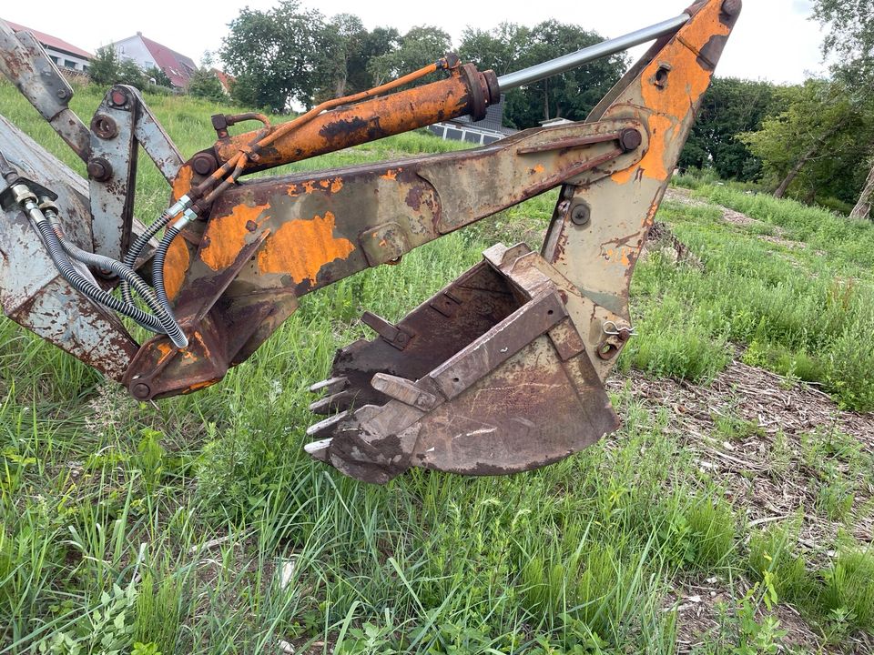 Ahlmann Schwenklader Baggerarm in Fincken