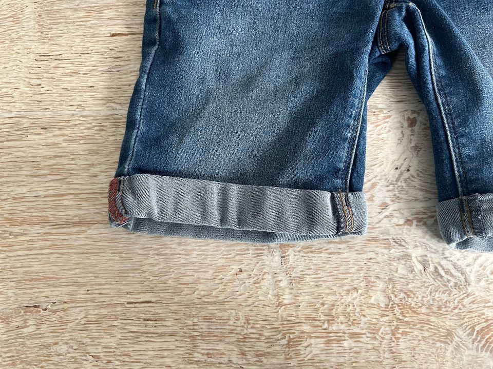sehr gut erhaltene dunkelblaue kurze Jeans von Name it in Krefeld