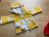 DDR Strickjacke Baby Gr. 68 mit Bommeln und Kapuze gelb/weiß Sachsen - Taucha Vorschau