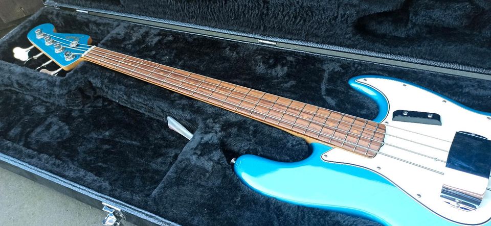 Fender AVRI American Vintage '64 Jazz Bass in Lake Placid Blue in Türkheim