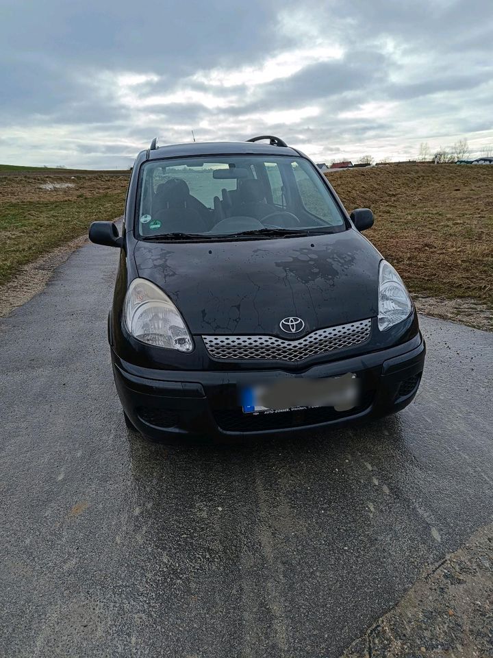 Toyota Yaris Verso Minivan mit Anhängekupplung und Klimaanlage in Buttenwiesen