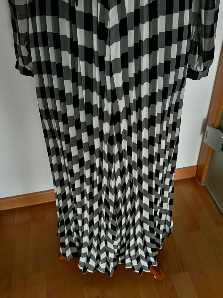 GUESS Maxikleid schwarz-weiß mit Plisseerock Gr S in Korb