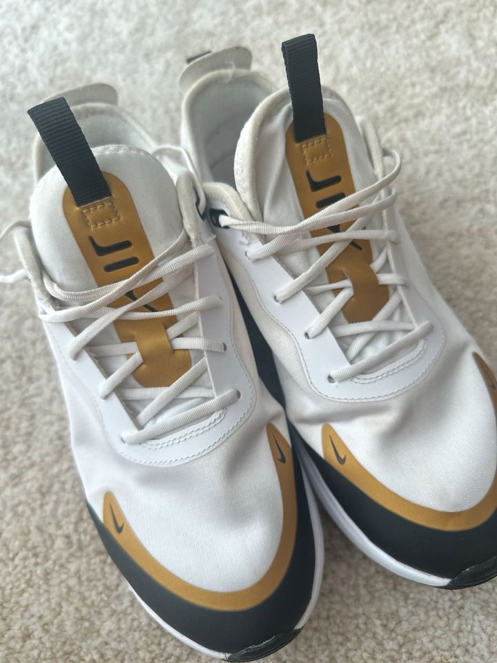 NIKE Sneaker weiß gold Gr.5,5 in Taunusstein