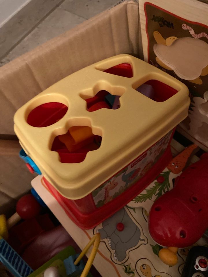 Spielzeug für Baby und Kleinkind, unsortiert in Planegg