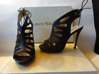 Laura Biagiotti High Heels Riemchen Sammler Liebhaber 39 Pumps Baden-Württemberg - Waiblingen Vorschau