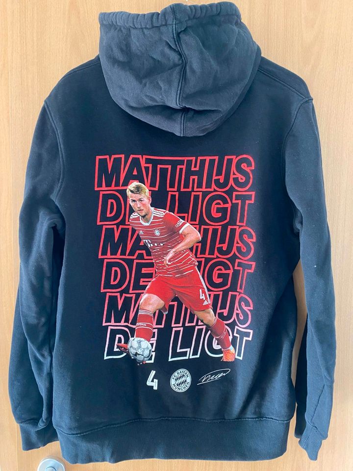 FC Bayern, Hoodie, Größe L, de Ligt in Blomberg