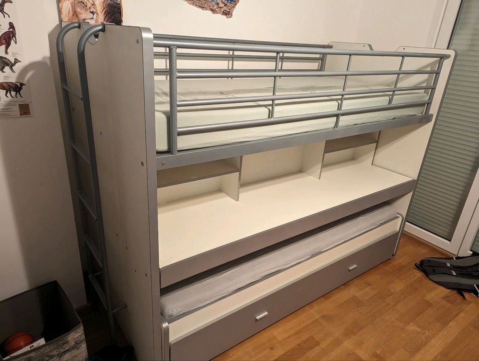 Kinderhochbett mit integrierten Schreibtisch und 2ten Bett in Ismaning