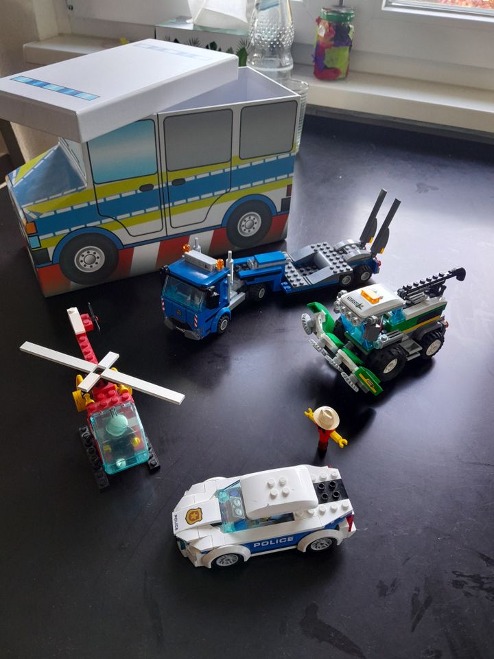 Lego Fahrzeuge: Polizei, Trekker, Abschlepper, FW-Hubschrauber in Wallmerod