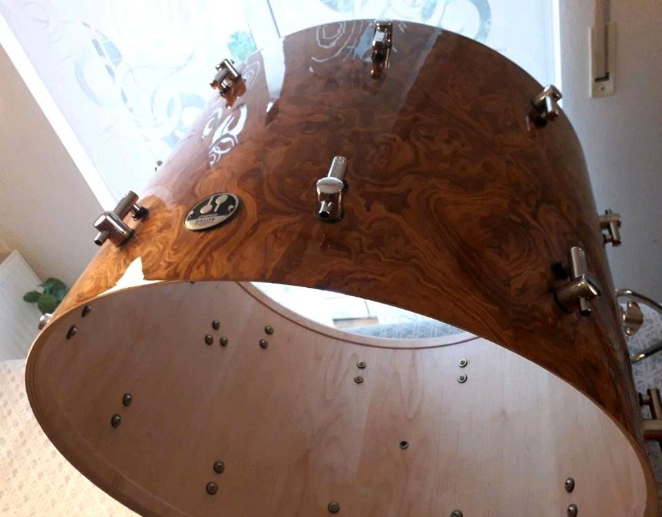 Sonor Delite Bassdrum 24 x 17 Walnut Roots, o. Rosette, inkl.Vers in Schwebheim