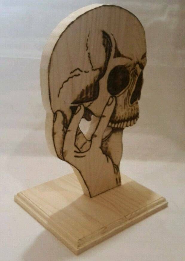 Totenkopf Schädel Holz Deko Dekoration Hand Brandmalerei in Zachenberg