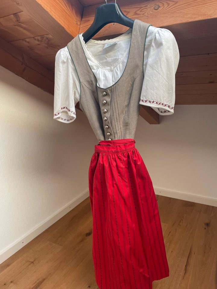 Dirndl Tracht mit Bluse in Holzkirchen