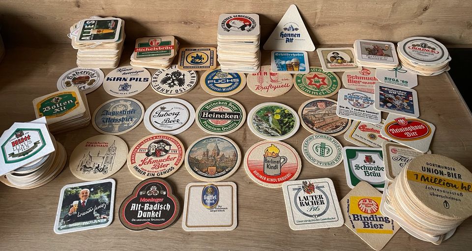 Mehr als 100 verschiedene Bierdeckel aus den 80ern und 90ern in Saulheim