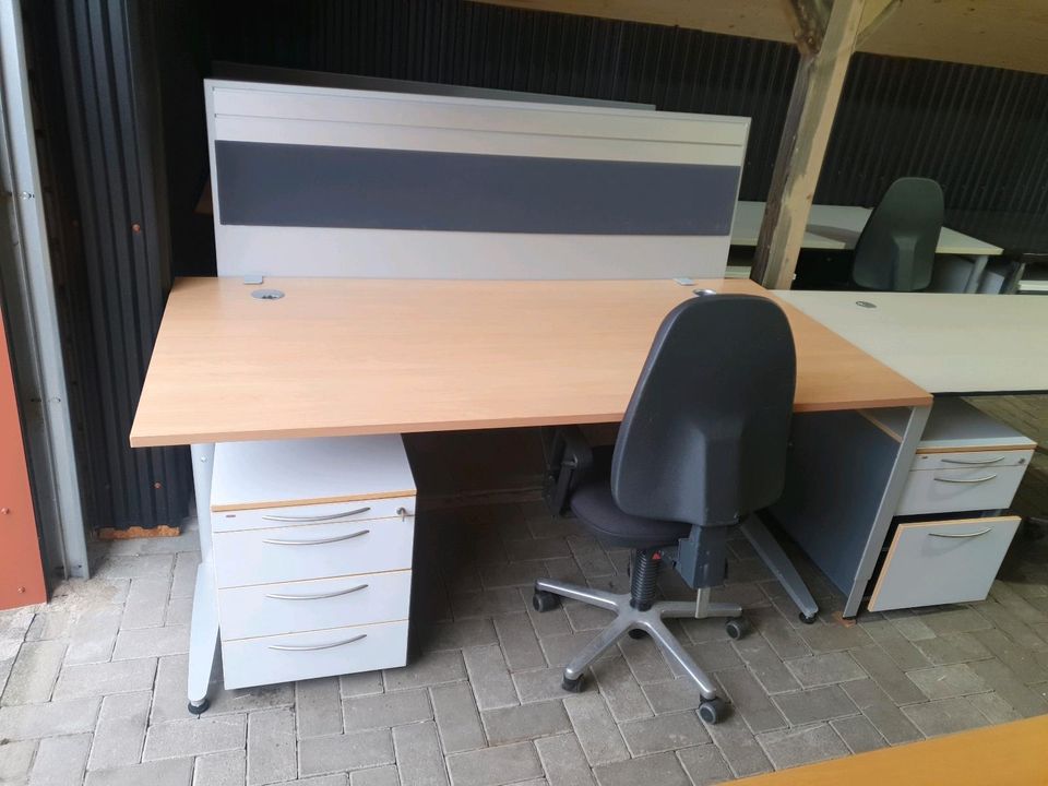Schreibtisch Rollcontainer Bürostuhl Büromöbel in Weener