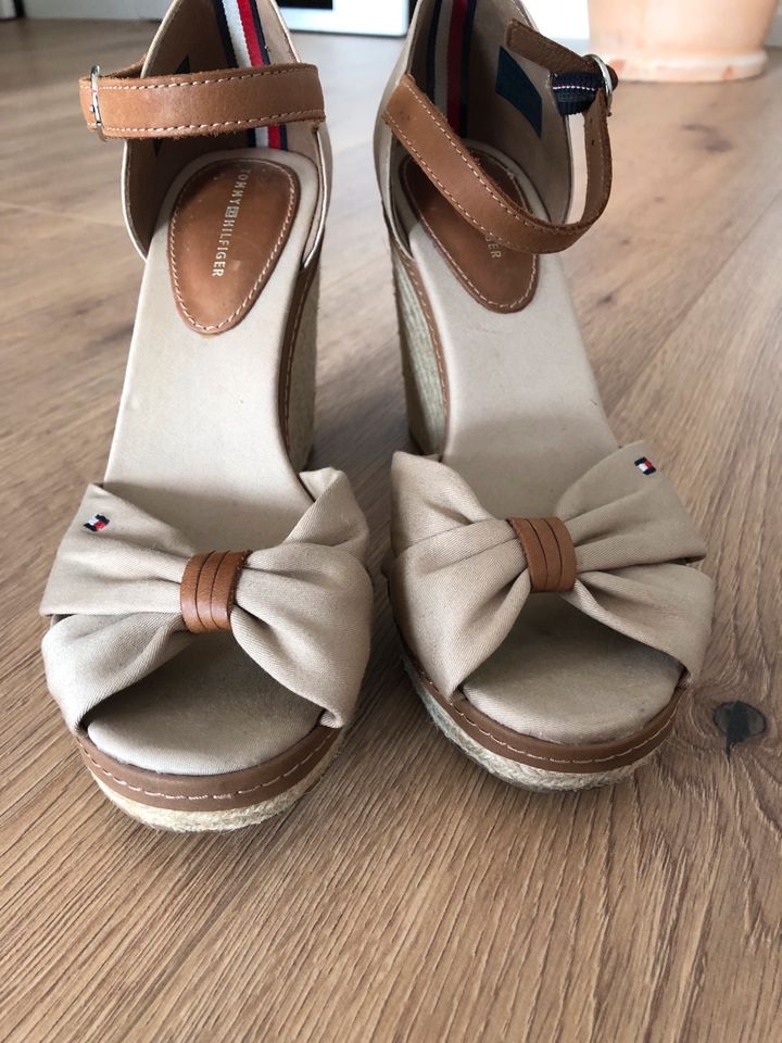 Tommy Hilfiger Sandalen Wedges Plateau Bast beige Schleife braun in Darmstadt