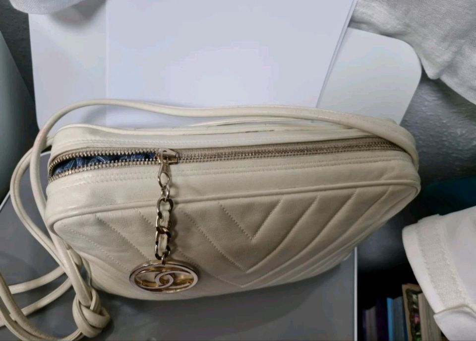 CHANEL Original Vintage Umhängetasche Cremeweiß V-Muster Gut Zust in Nürnberg (Mittelfr)