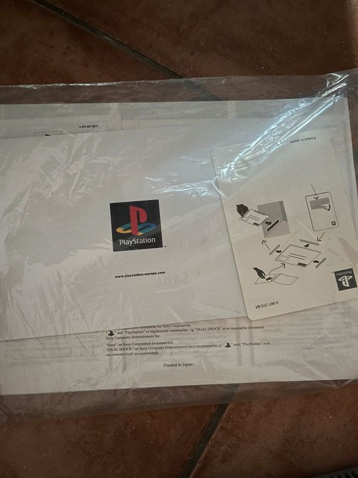 Sony Play Station 1 mit 2 Controllern Memory Card Kabeln etc in Kall