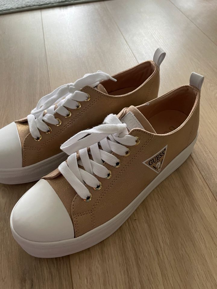 NEU Guess Sneaker mit Plateau in Osnabrück