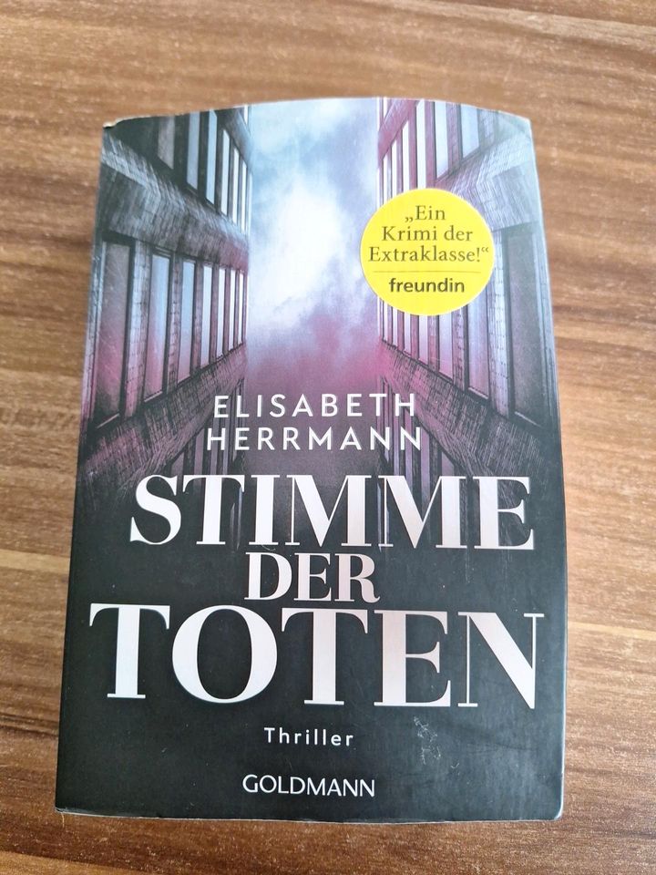 Buch stimme der Toten gut erhalten in Pfaffing