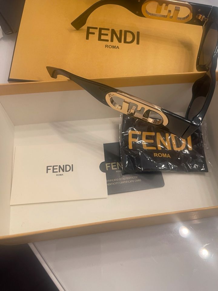 Fendi O‘Lock Black Sonnenbrille in Karlsbad