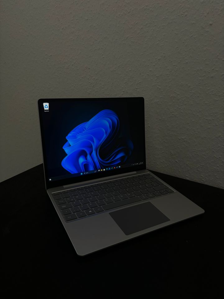 Microsoft Surface Laptop Go 12.45 Zoll in Wiesbaden