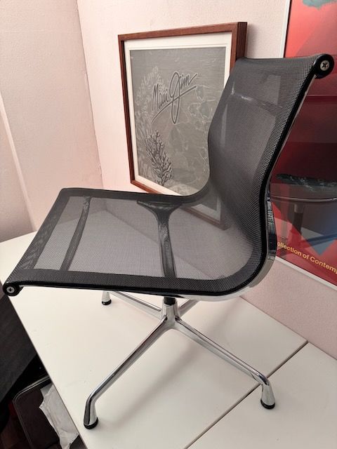 vitra EA 105 Aluminium Chair Eames Netzgewebe ohne Arml. schwarz in Mainz