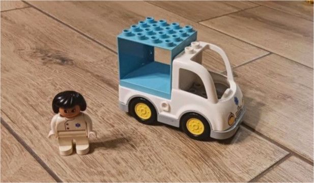 4 Teile LEGO DUPLO Set, Krankenwagen & Figur, Auto in Berlin