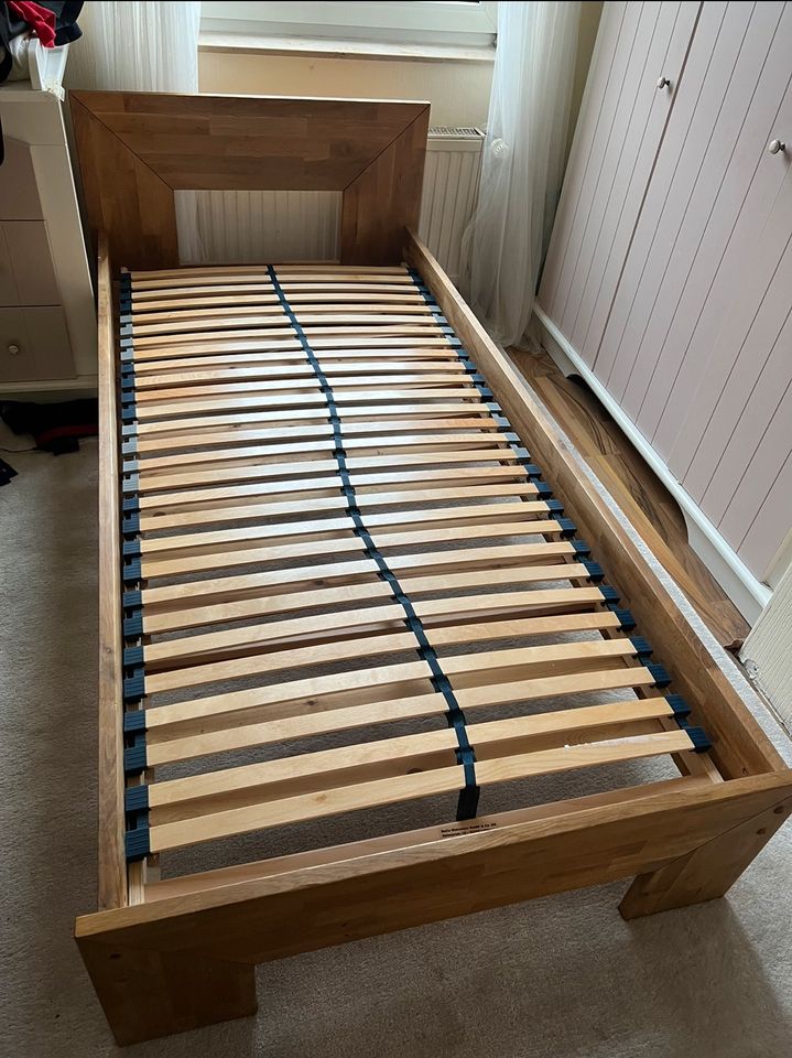 Holz Bett mit Matratze in Engelskirchen