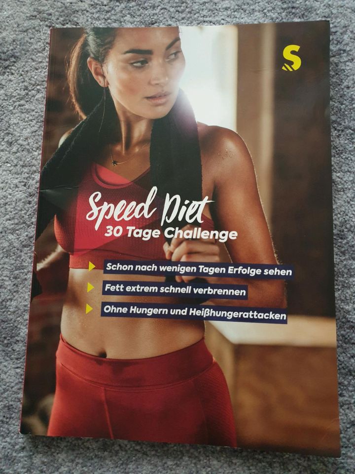 2 Fitnessbücher von Strongrr in Burgstädt