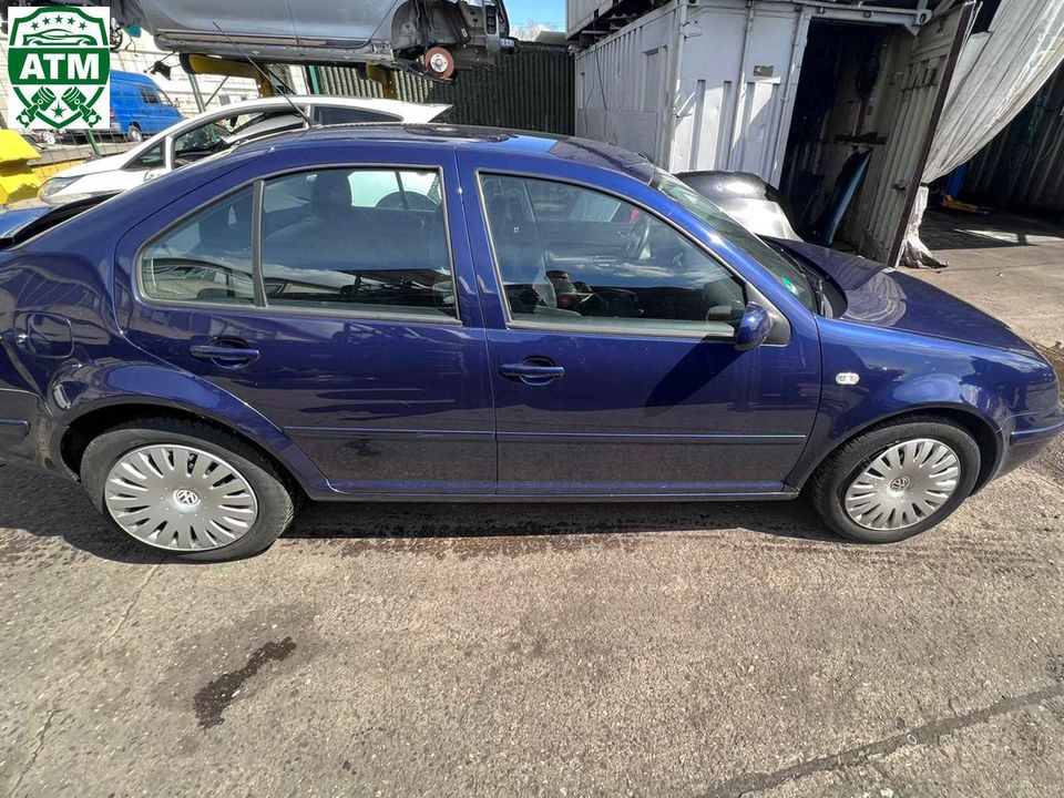 Schlachtfest VW Bora 1J2 1.9 TDI 74 KW Farbcode LB5N Blau 2002 in Wesseling