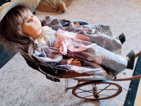 Alten Puppenwagen mit Puppe s. Bild Hessen - Groß-Gerau Vorschau