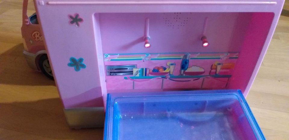 Barbie Traummobil Spielhaus mit Pool Beleuchtung Musik Geräuschen in Berlin