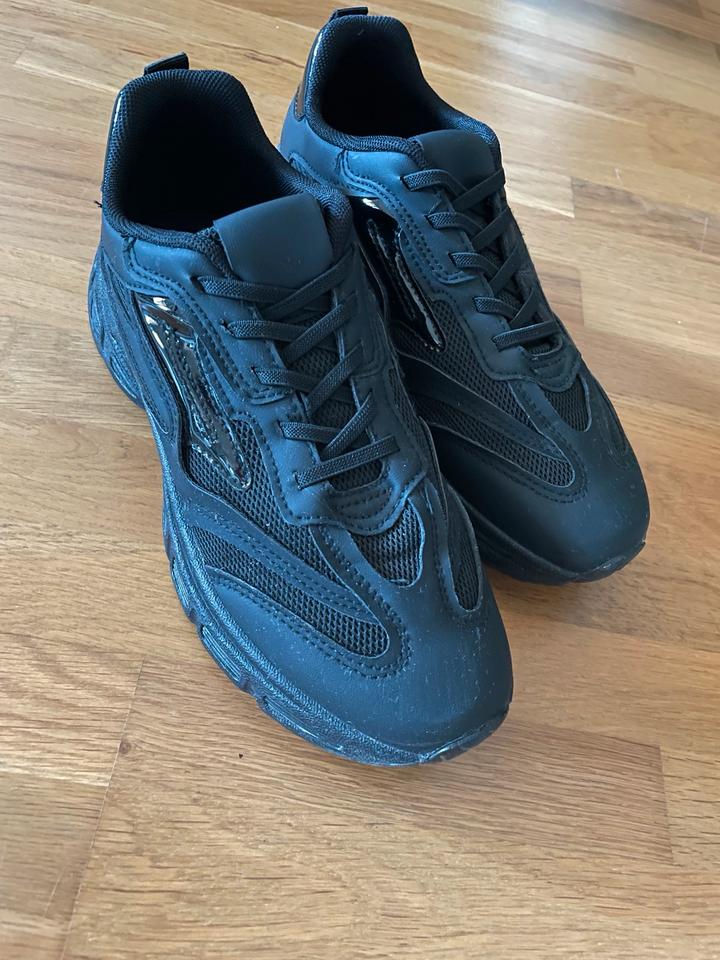 1x getragene Sneaker Graceland Gr. 40 schwarz Sportschuhe in Mühltal 