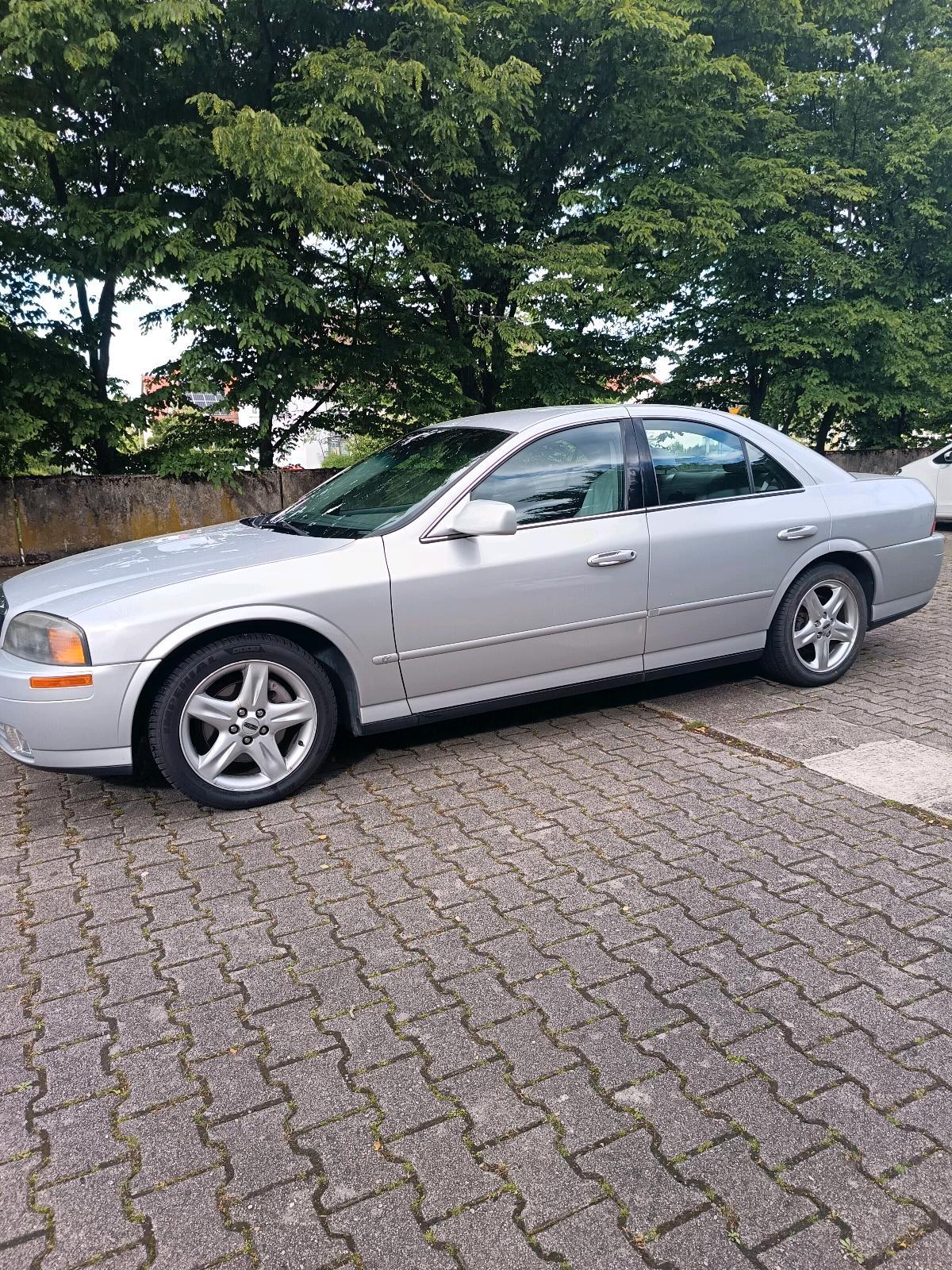 Abbildung des Autos Lincoln LS 3.9 V8 Motor