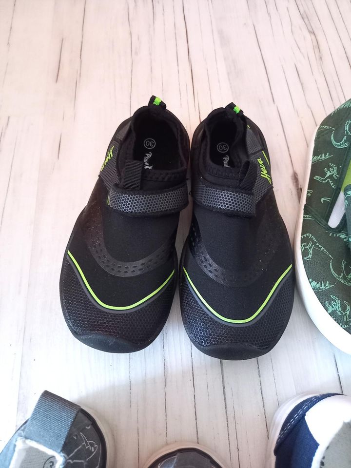 10 Paar Sneaker Sandalette Badeschuhe super mario Dinosaurier in Stralsund