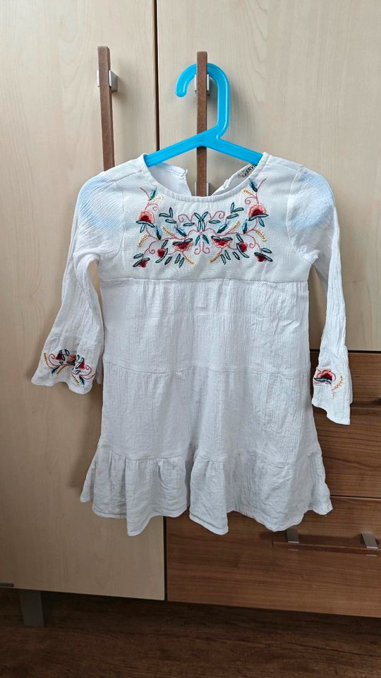 Kleid langarm mit Blumenstickerrei zweilagig, wie Neu, Gr.104 in Verl