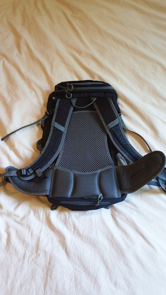 Heldenmut 30l Wanderrucksack schwarz in Berlin